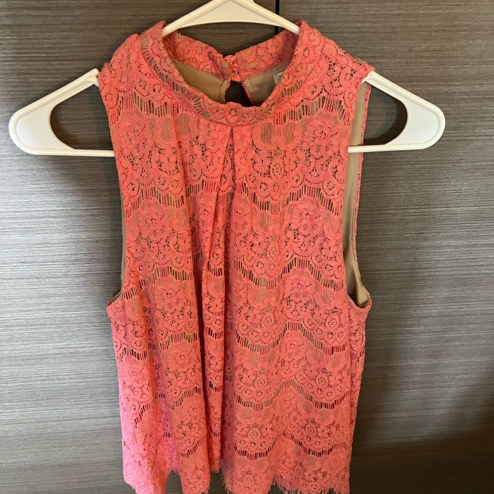 LACE SLEEVELESS TOP SIZE MED